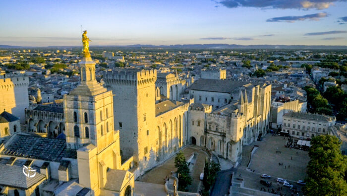 Palais des papes vu par drone a Avignon