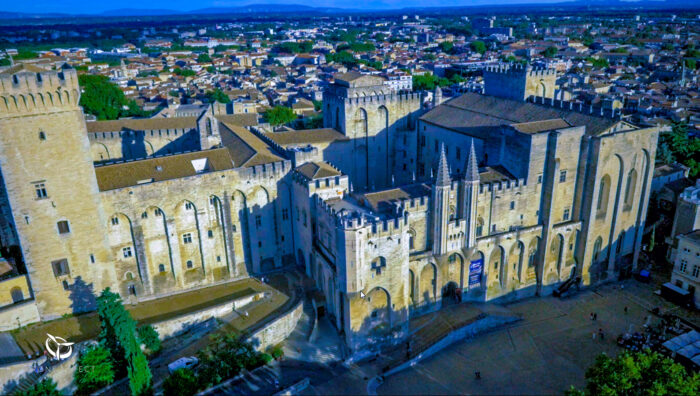 Palais des papes vu par drone a Avignon