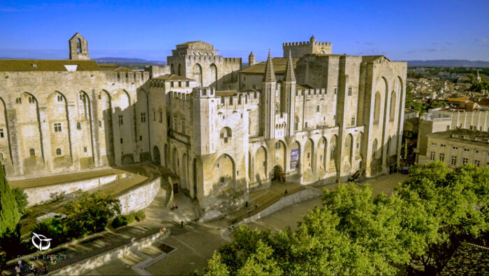 Palais des papes vu par drone a Avignon