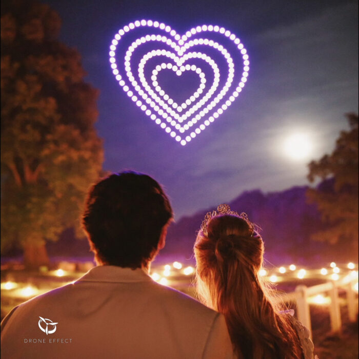 Spectacle de drones romantique avec un cœur lumineux formé par 200 drones au-dessus des mariés