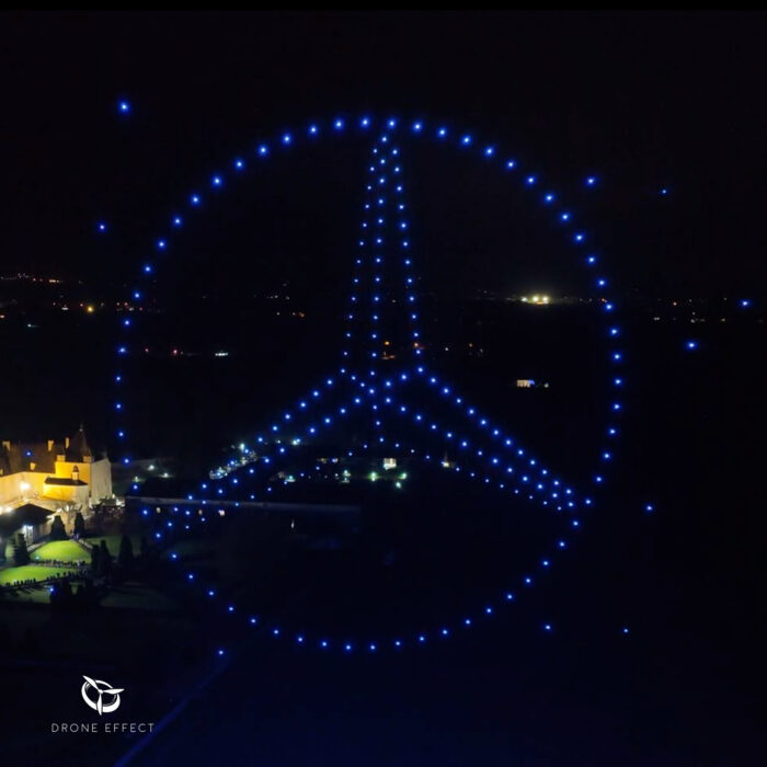 Spectacle de drones corporate avec le logo Mercedes dessiné dans le ciel par des centaines de drones lumineux