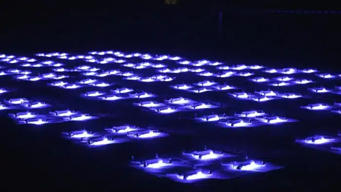 Installation technique de drones lumineux au sol de nuit avant un spectacle de drones